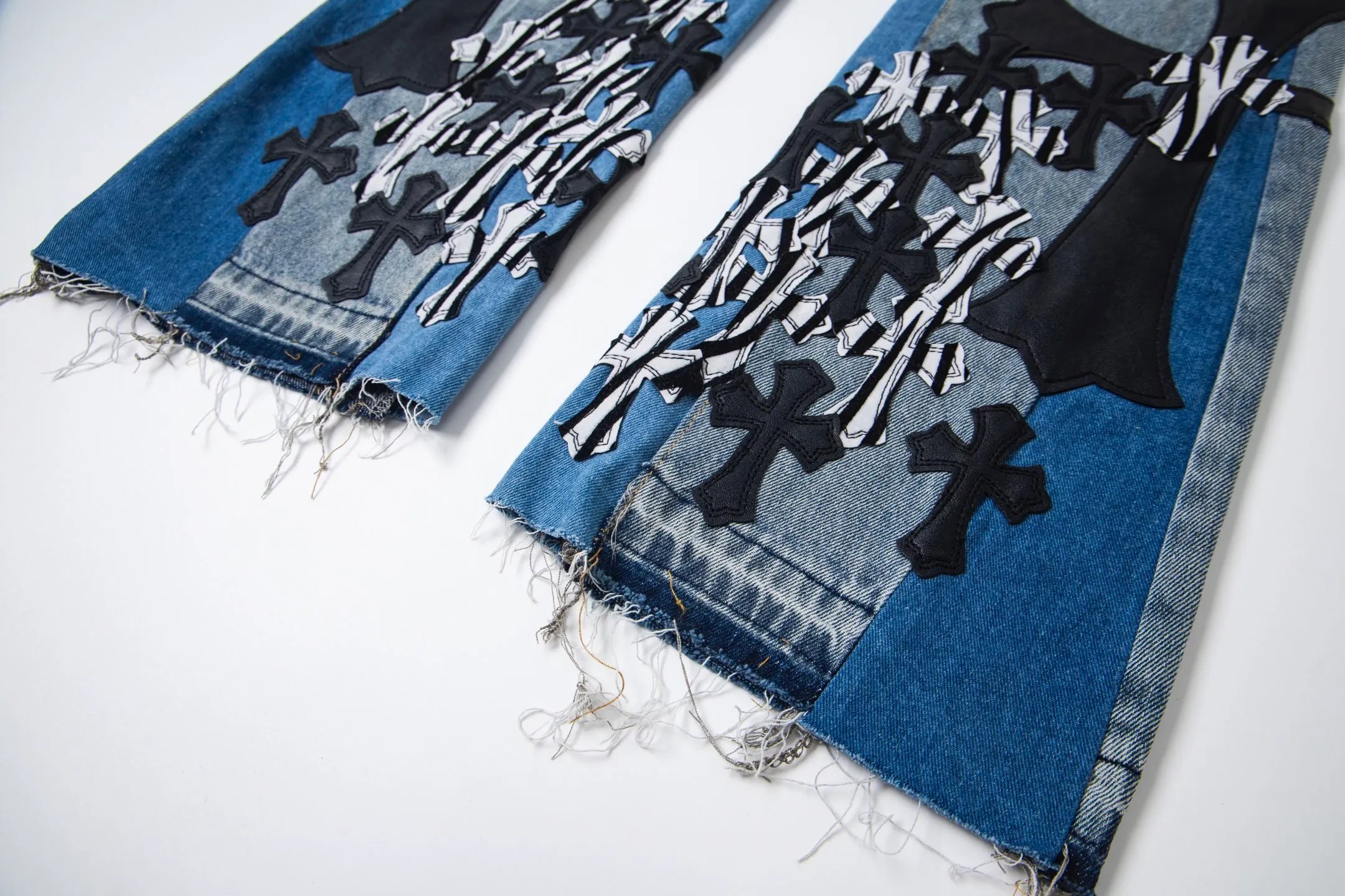 💰280 GALLERY DEPT & Chrome hearts Washed jeans with large logo and devil multi-label cross, truly restore the ultimate vintage texture, three-dimensional version, loose and comfortable, not picky about the figure, taller and slimmer, factory-made, original quality control, same style for men and women, can be matched with couples, versatile recommendation, must-have jeans for all seasons, fashionable people have been disappointed. From the quality selection of fabrics, the tailoring of details, and the matching of patterns, they are all impeccable! The upper body is so handsome when worn...it can be easily worn by men, women and children! The craftsmanship is made of heavy-duty washed pure cotton denim fabric. After washing, it is soft and thick. It is very stylish when worn on the body. Style number: 1756 Color: blue Size: 28 30 32 34 36